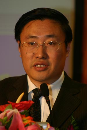 图文:大连市信息产业局局长栾庆伟主持新闻会